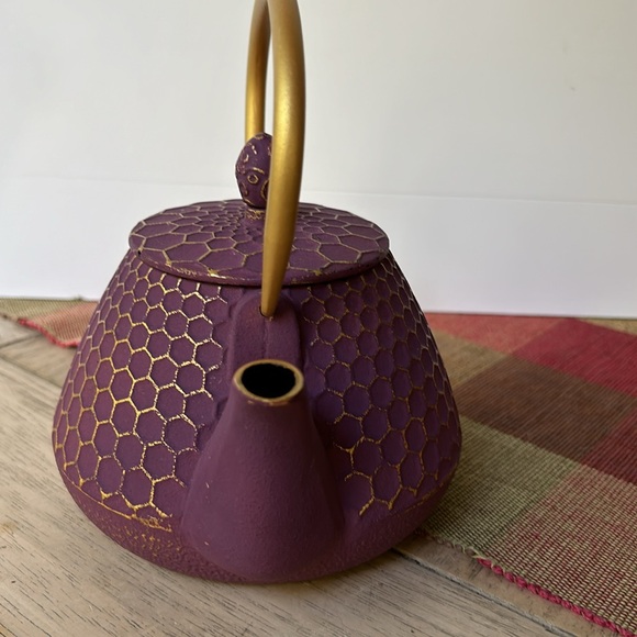 Vintage Gracious Home Honeycomb Cast Iron Teapot - Picture 5 of 7